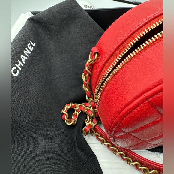 💞Authentic💞Chanel red round clutch crossbody- lambskin leather - Picture 6 of 11